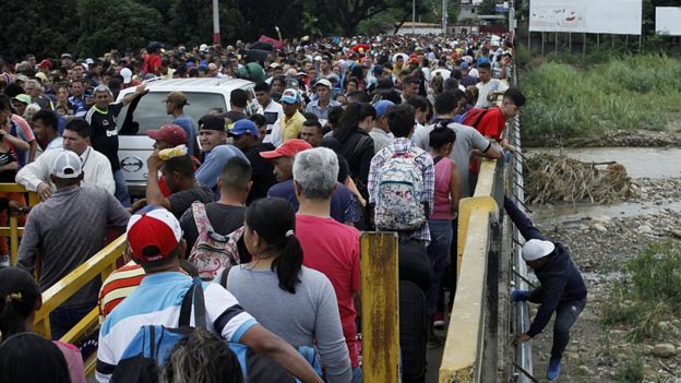 Venezolanos cruzando hacia Colombia.