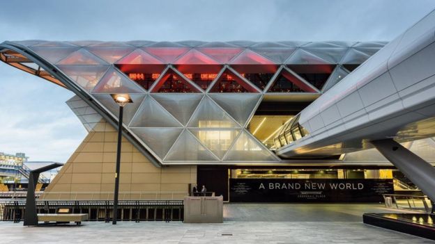 El elegante jardín de techo público sobre la estación de Canary Wharf Crossrail en Londres