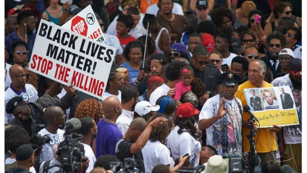 Protestas de activistas afroestadounidenses con un cartel de Black Lives Matter en Ferguson, Missouri.