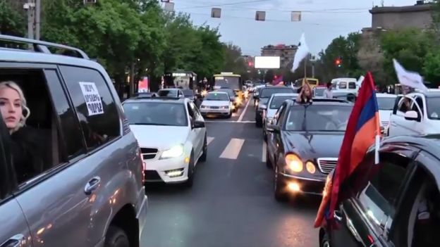 Serj Sarkisyanın hakimiyyətdə qalmasına qarşı etiraz - nümayişçilər yolları bağlayır Serj Sarkisyanın hakimiyyətdə qalmasına qarşı etiraz - nümayişçilər yolları bağlayır