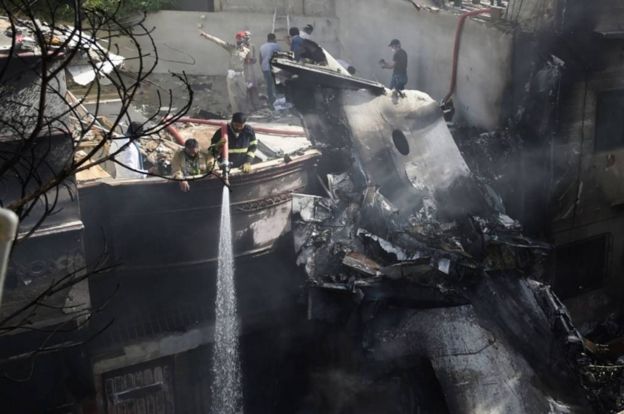 కరాచీలో ఇళ్లపై కూలిన విమానం