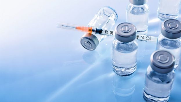 Agulha e doses de vacina