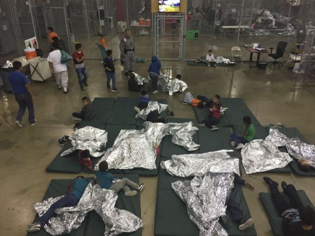 Niños detenidos en el centro de McAllen en Texas. Foto del 18 de junio de 2018.