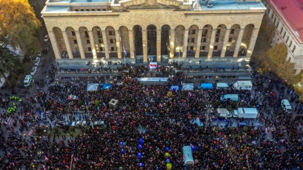 Tbilisi: polis aksiyanı su şırnağı ilə dağıdıb