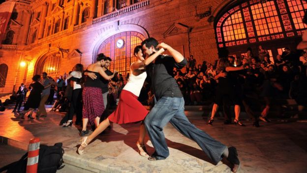 Gente bailando tango en la terminal Haydarpasa en Estambul, Turquía.