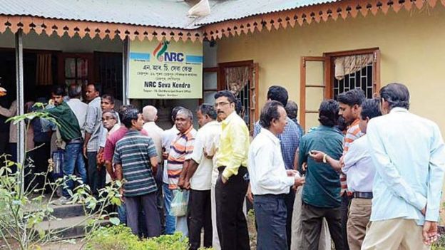 தேசிய குடிமக்கள் பதிவேட்டில் பதிவதற்காக வரிசையில் நிற்கும் மக்கள்.