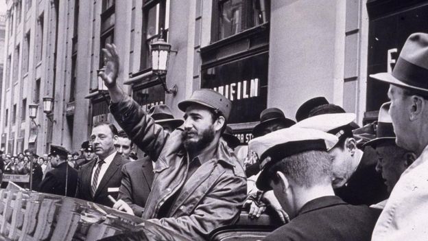 Fidel Castro saludando a sus seguidores en Nueva York
