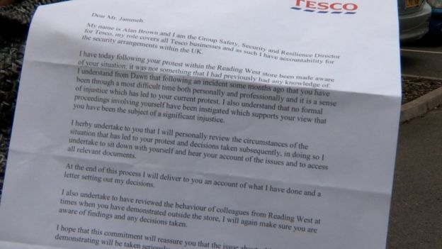 Security guard's Tesco Reading roof protest ends after 21 hours - BBC News