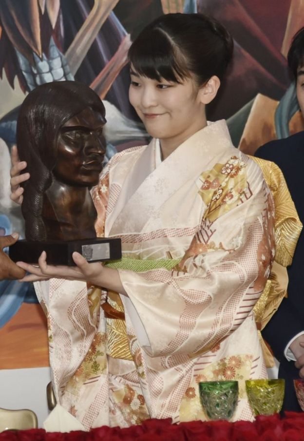 Princesa Mako con un busto de Bartolina Sisa