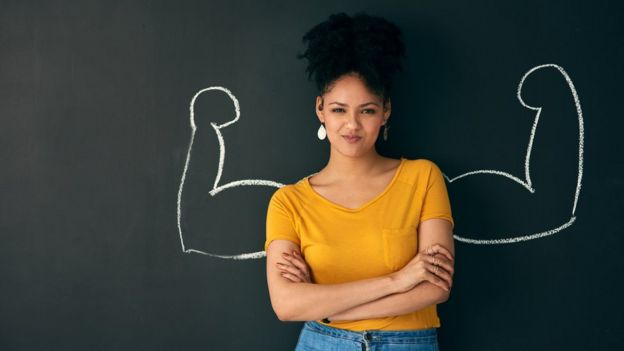 Mujer en actitud desafiante