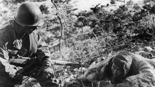 Un soldado estadounidense hace prisionero a uno norcoreano.