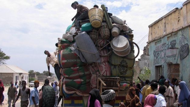 Somali residents of Mogadishu pile their belongings onto a cargo truck (archive shot)