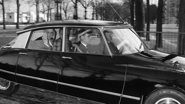 De Gaulle en su auto.