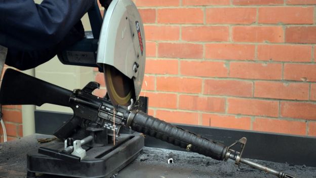 Arma que pertencia às Farc sendo destruída na Colômbia