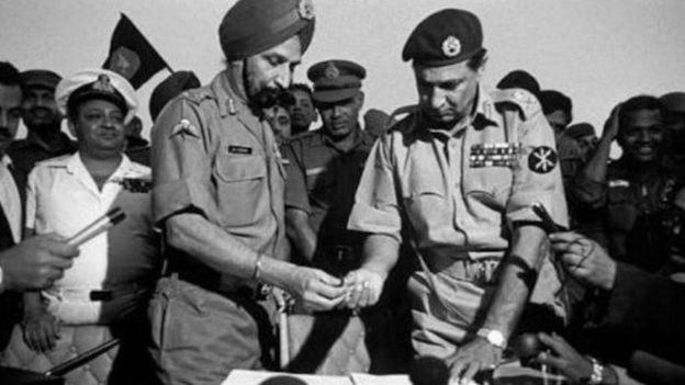 1971 போரில் நியாஸி சரணடைந்தபோது அவருக்கு பின்னால் நிற்கும் ஜென்ரல் சகத் சிங்