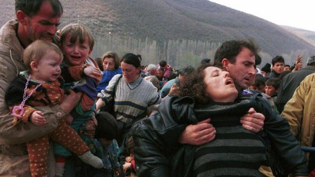 Familias escapan de Kosovo durante la guerra.