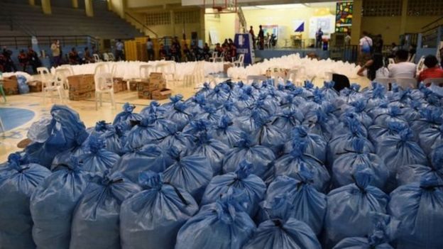 المسؤولون يجهزون إمدادات الغذاء والإغاثة للسكان المتضررين