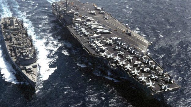 USS Sacramento bên cạnh tàu mẹ, hàng không mẫu hạm USS Carl Vinson năm 2001