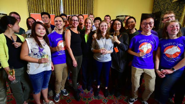 Frances Arnold junto a sus estudiantes en Caltech