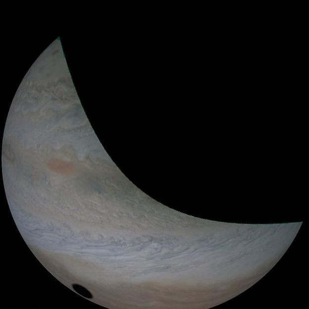 La sombra proyectada por Io sobre Júpiter está mucho más definida que la que deja la Luna en la Tierra durante un eclipse solar.