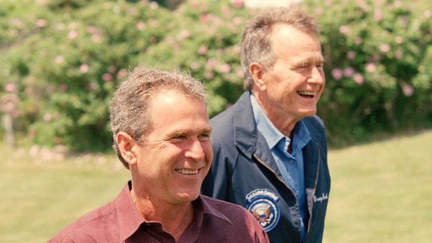 George Bush junto a su padre en 1999.