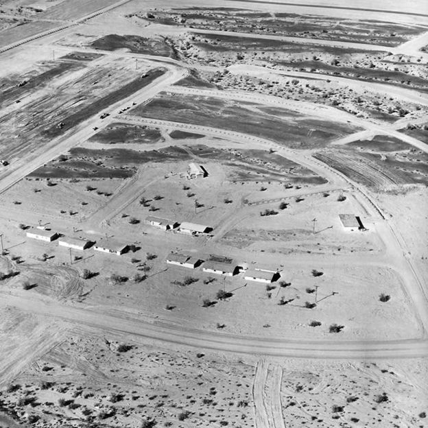 Primeras casas junto al lago Havasu.