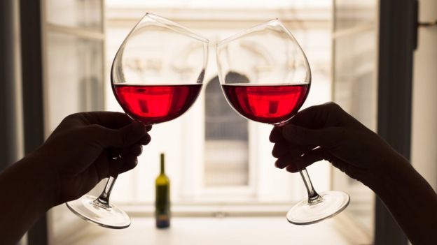 brinde com duas taÃ§as de vinho tinto