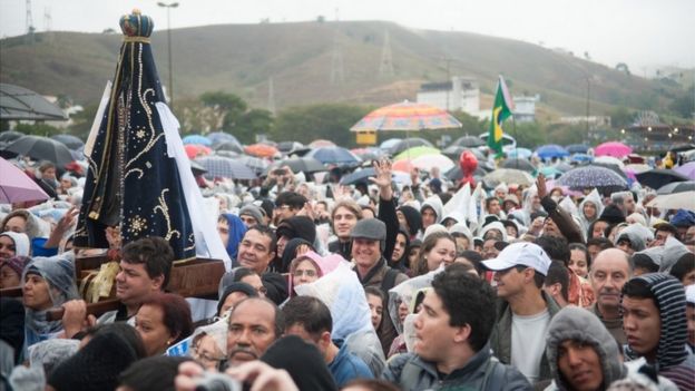 Milhares de fieis na cidade de Aparecida em 2013, para acompanhar visita do papa Francisco