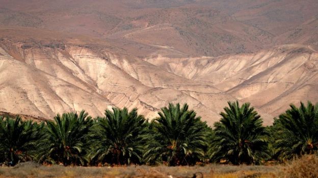 Vale do Jordão, com suas formações montanhosas e árvores