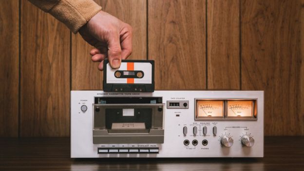 Radio antigua con plaqueta para grabar con cinta.