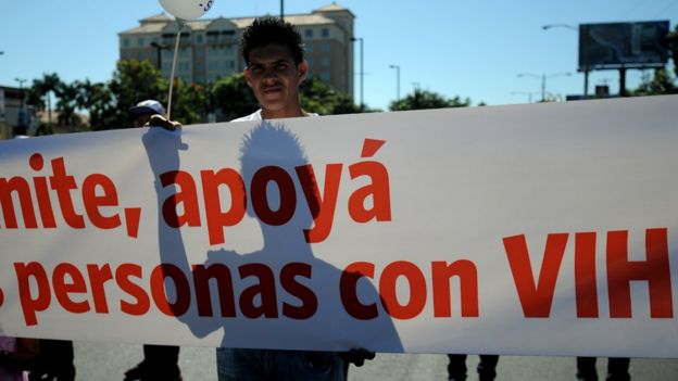 Un joven sostiene una pancarta en una marcha contra el sida en Managua, Nicaragua.