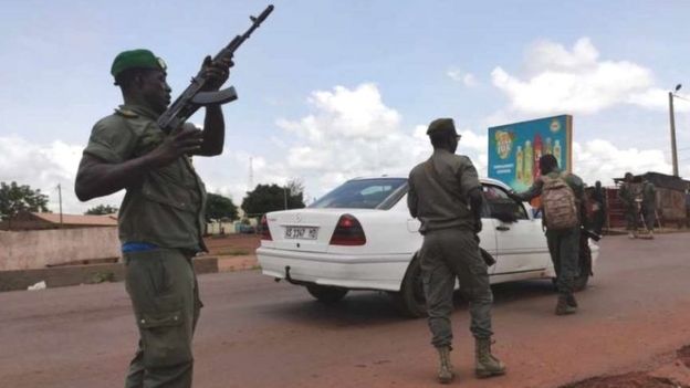 Soldados patrullando luego de se oyeran disparos en un campamento militar en Bamako, este martes.