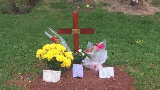 Keane ailesi, Margaret Keane'in anısına hala kalıcı bir mezar taşı yaptıramadıkları için üzgün