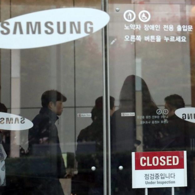 La puerta de Samsung en Seúl está sellada con un letrero que dice 