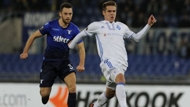 Matumaini ya Liverpool na Manchester United kumsajili beki wa Lazio Stefan de Vrij, 26, kulia huenda yakaendelea