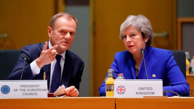 AB Konseyi Başkanı Donald Tusk (solda) ve İngiltere Başbakanı Theresa May