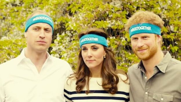 William, Kate Middleton e Harry com faixas de cabeça com o nome da Heads Together
