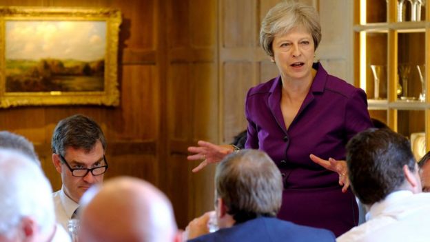 Theresa May en una reunión con miembros de su gabinete el viernes.