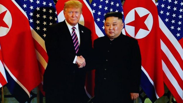 Photo du président américain Donald Trump et du dirigeant nord-coréen Kim Jong-un lors de leur réunion à Hanoï en 2019