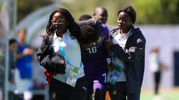 La gardienne camerounaise Christemilie Onomo pleure après avoir reçu un carton rouge, lors d'un match de la Coupe du monde féminine des moins de 17 ans, contre les Eetats-Unis, le 14 novembre 2018, en Uruguay.