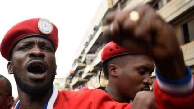 Bobi Wine alikamatwa na kushtakiwa kwenye mahakama ya kijeshi wiki iliyopita