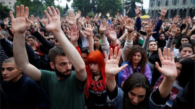 Manifestación contra la política antidrogas de las autoridades georgianas tras redadas policiales en varios locales nocturnos cerca del edificio del parlamento en Tbilisi, Georgia.