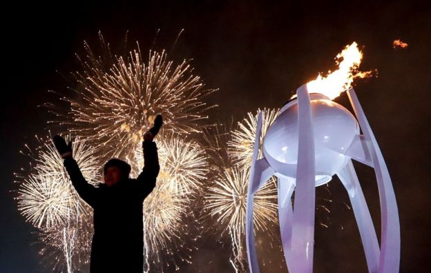 Antorcha olímpica encendida durante la ceremonia de inauguración de PyeongChang 2018 en la ciudad surcoreana del mismo nombre el 9 de febrero.