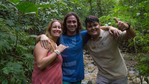 David Grillot (en el centro) tiene 30 años y es el fundaor de Karma Tribe. (Foto: Karma Tribe/Facebook).