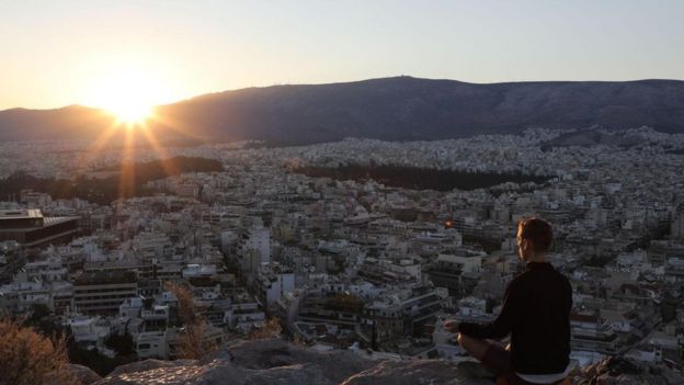 شخص يجلس منفردا للتأمل