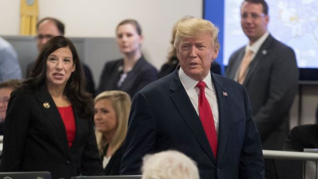 Tổng thống Hoa Kỳ Donald Trump trong một buổi làm việc cùng Quyền Bộ trưởng An ninh Nội địa