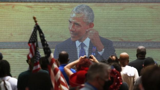 Obama en pantalla gigante.