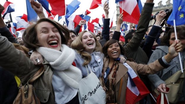 Miles de seguidores de Macron se congregaron en el centro de París para festejar su triunfo.