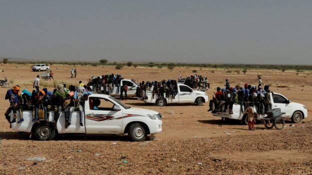 Nijer'deki insan kaçakçıları, göçmenleri uzun bir çöl yolculuğunun ardından Libya'ya geçiriyor