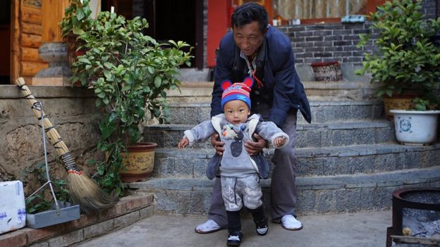 Hombre mosu con niño pequeño.